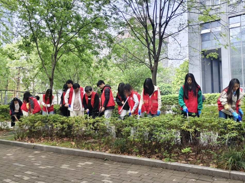 志愿服务进社区，净美家园在行动——汉口学院管理学院六初婳志愿服务队赴袁家社区开展环境清洁志愿服务