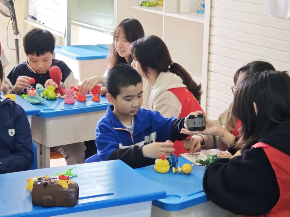 “守护星光童行，用爱温暖心灵”——管理学院六初婳志愿服务队开展特教公益关爱活动