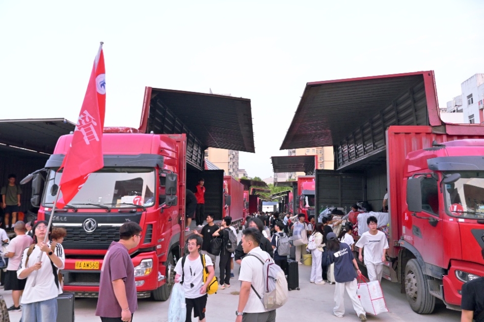 【团学动态】启程京山，情满行囊——管理学院分团委学生会助力2026级新生军训行李转运