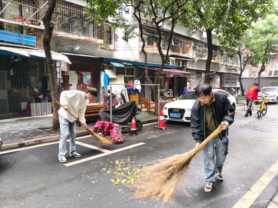 【团学天地】校社联动齐清扫，文明新风润麟趾——汉口学院管理学院开展社区环境清扫志愿活动